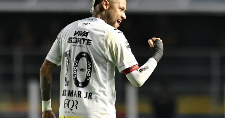 Video: el picante cruce de Neymar con hinchas del Santos por defender a un rival