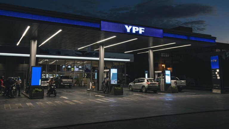 YPF vuelve a aumentar las combustibles este domingo: a cuánto se va el litro de nafta