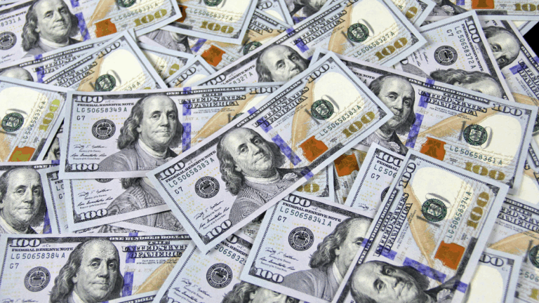 Si tenés dólares bajo el colchón, prestá atención: los errores más comunes a la hora de guardar tus billetes