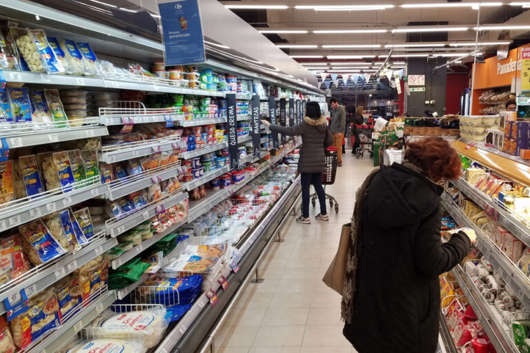 Los supermercados no levantan
