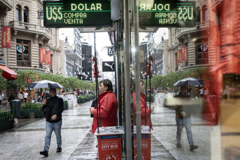 La divisa en el sube y baja de Caputo y Milei