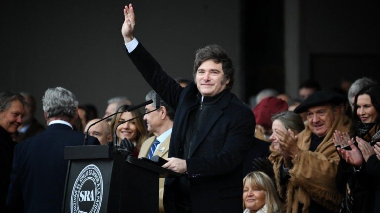 Javier Milei confirmó una baja «permanente» de las retenciones para las carnes, la soja y otros granos