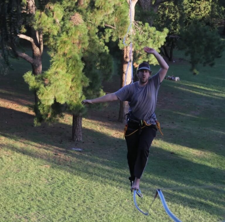 De California a los parques porteños: cómo es el deporte que combina meditación activa, equilibrio y fuerza
