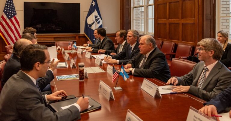 Mañana se vence el plazo para los nuevos aranceles con EE.UU. y el Gobierno aún no consiguió beneficios preferenciales