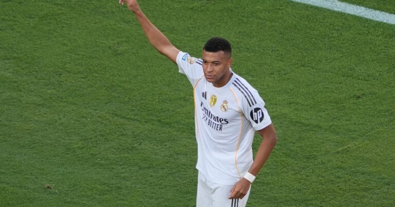 Kylian Mbappé le donó una cancha de fútbol y un colegio a Perú