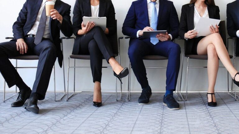 Crecen los pedidos de subsidio por desempleo en EEUU y la cantidad de beneficiarios es la más alta desde 2021