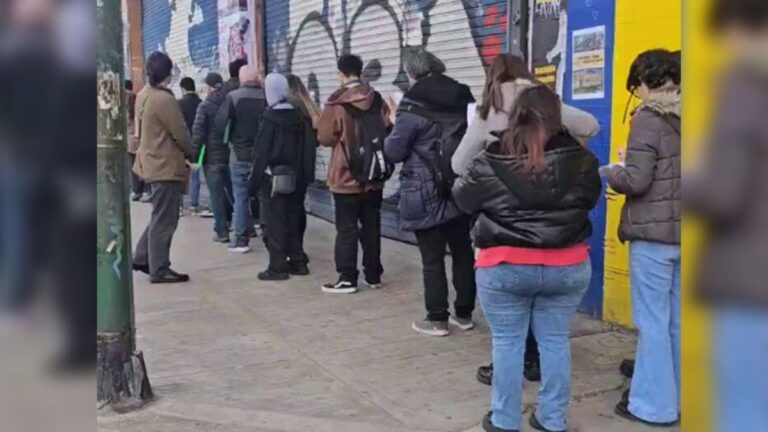 En medio de la crisis, cientos de jóvenes hacen largas colas por su primer trabajo