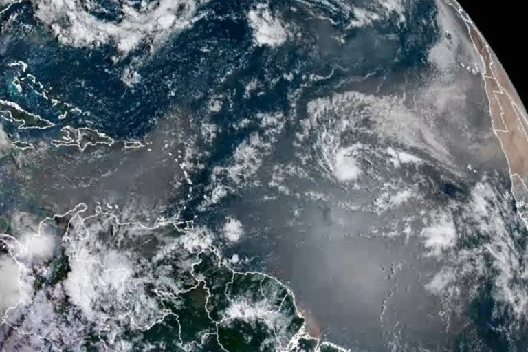 Trayectoria de la tormenta Erin vista desde el espacio y su fortalecido avance cerca de Florida
