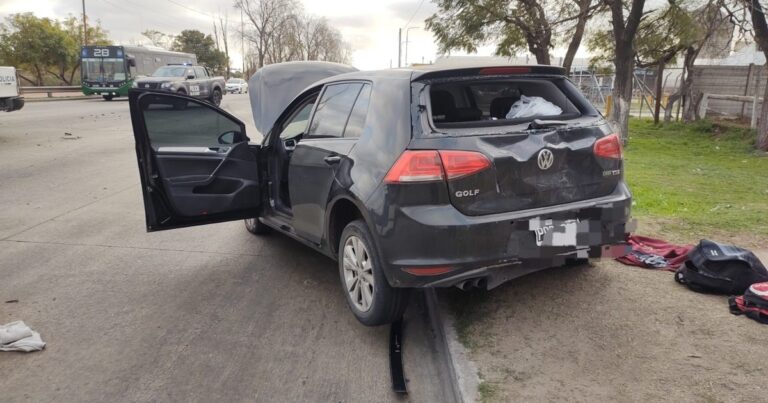 Una persecución entre la Policía y dos ladrones, que empezó en Pompeya y terminó en Lanús, fue grabada por los pasajeros de un colectivo