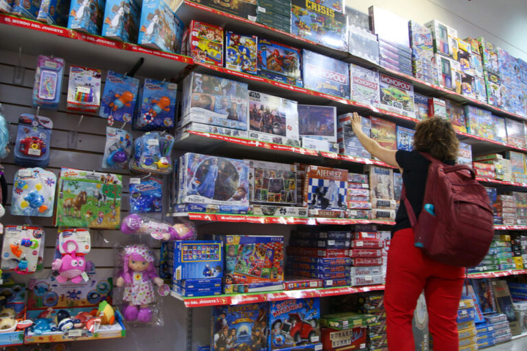 Un Día del Niño triste: las ventas de juguetes cayeron en picada y peligra la industria local