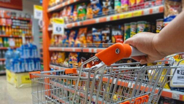 Por la crisis económica, los argentinos comen menos y peor