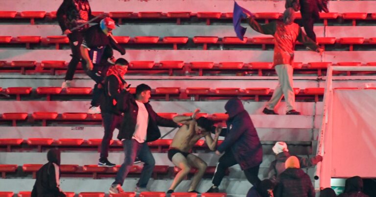 Independiente apuntó en un comunicado contra los hinchas de la Universidad de Chile y tildó de «inaceptable» el accionar de los barras locales
