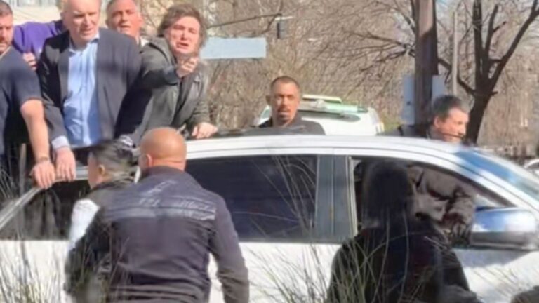 El video de Javier Milei provocando y agrediendo a vecinos de Lomas de Zamora antes de los piedrazos