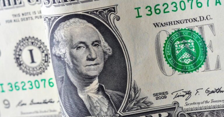 El Gobierno ya empezó a intervenir el dólar: cae y se aleja del techo de la banda