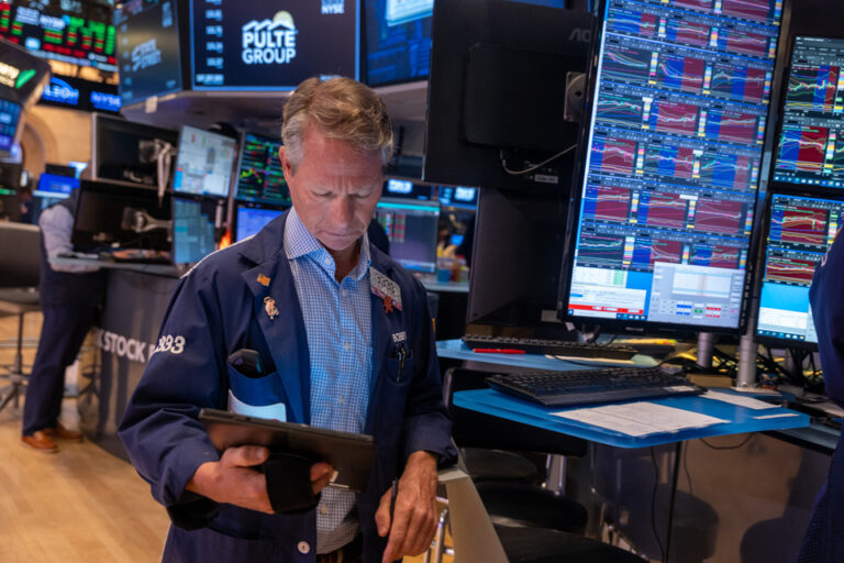 Lunes en rojo: caen las acciones argentinas en Wall Street y el riesgo país supera los 1000 puntos
