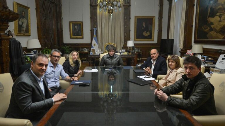 El Gobierno compartió una imagen de la nueva? mesa política nacional: «Con uñas y dientes»