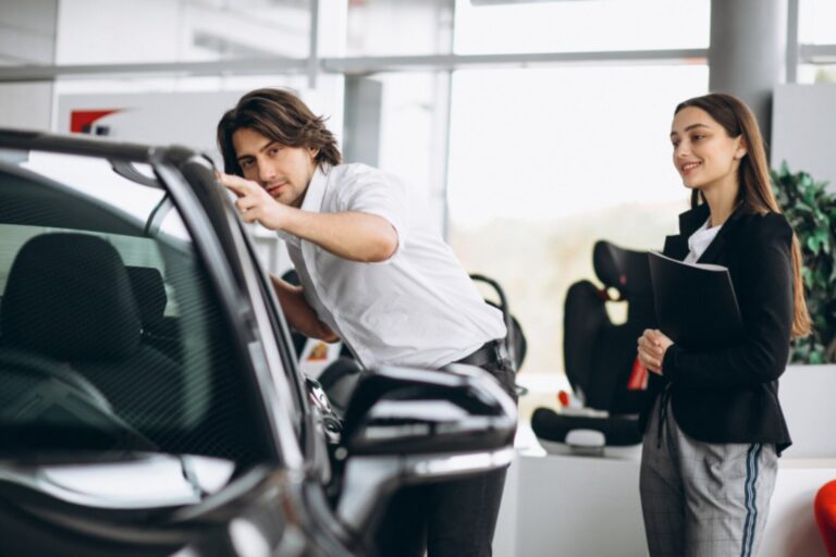 Qué deben revisar los conductores antes de comprar un auto usado: las recomendaciones de la DMV