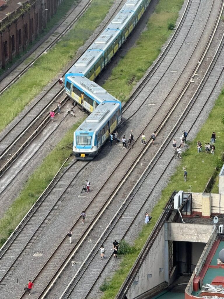 Descarrilaron dos vagones del Sarmiento y advierten que los técnicos de mayor experiencia se van por al ajuste