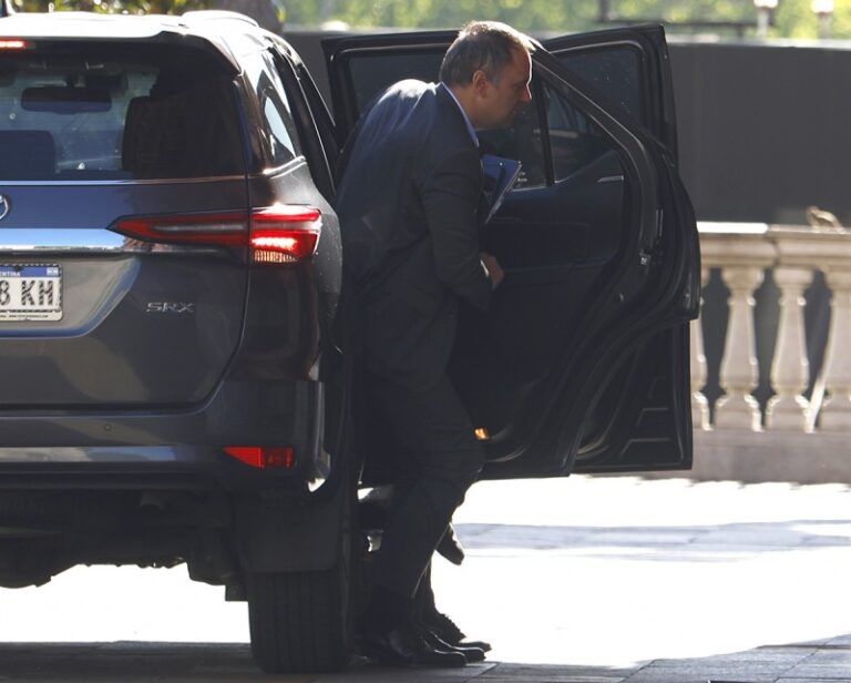 Massalin le copó a Adorni el vínculo del Congreso para sacar el vapeo