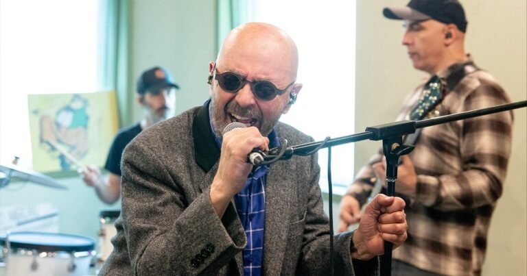 Y nada ni nadie nos puede parar: el Indio Solari cumple 77 y su obra que sigue avanzando sin permiso