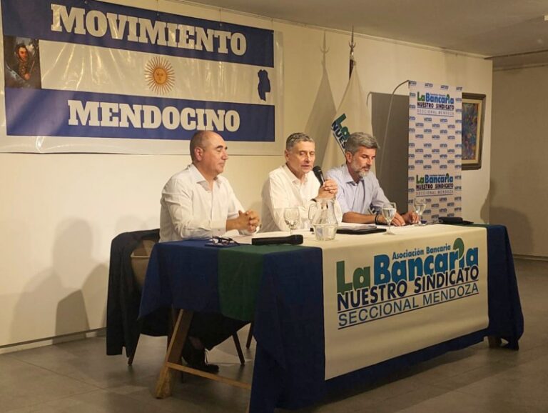 Un empresario, un sindicalista y un intendente, reunidos por la reforma laboral