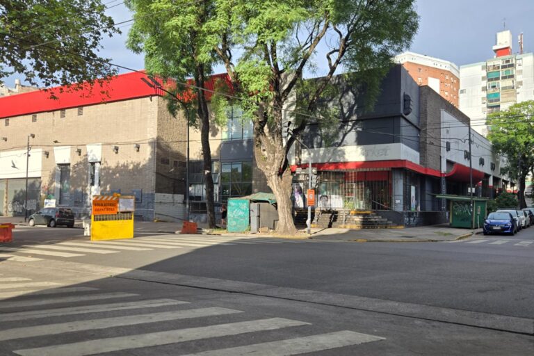 Se subasta un terreno único en una esquina clave de la avenida Elcano donde funcionaba Carrefour