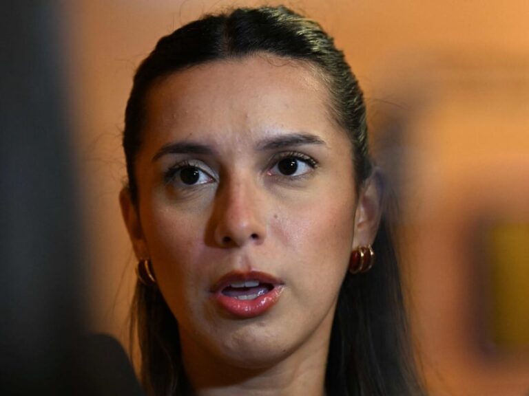 Agostina Páez sale de los tribunales de Río de Janeiro tras la audiencia.