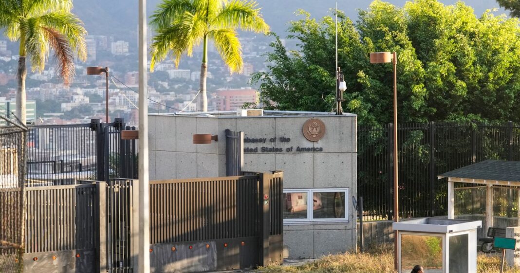 Fachada de la Embajada de los Estados Unidos en Caracas, Venezuela.