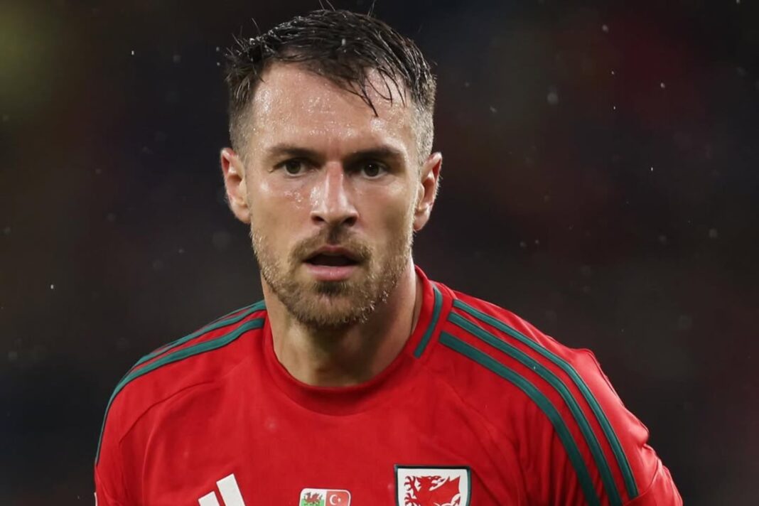 Aaron Ramsey, futbolista galés, celebrando un gol con la camiseta de la selección de Gales.
