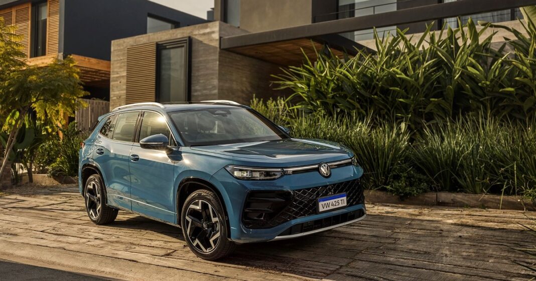 Mapa con banderas de Argentina y México y siluetas de automóviles, representando el acuerdo comercial automotor.