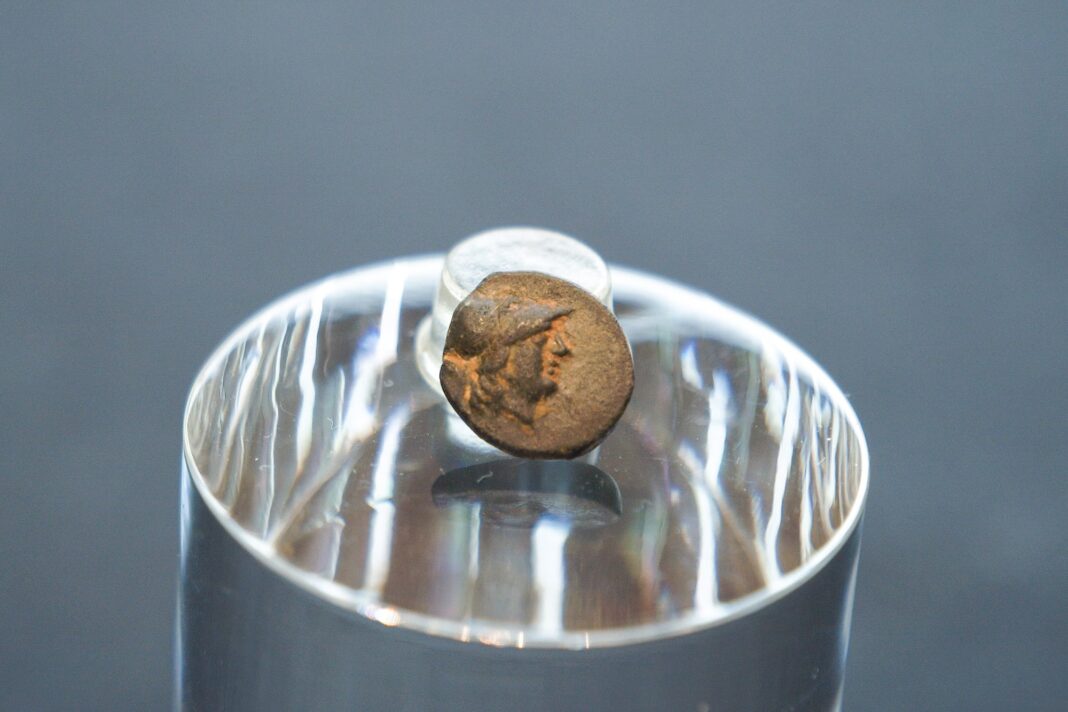 Moneda griega de bronce del siglo III a.C. con la cabeza de Atenea en el anverso