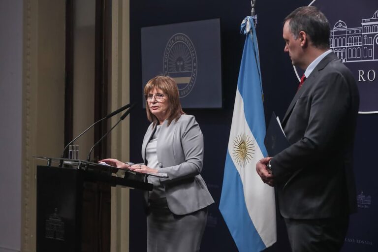 Fotografía de Manuel Adorni y Patricia Bullrich en un evento político.
