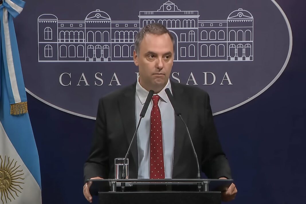 Ilustración de documentos legales y una vivienda, representando transacciones de propiedades.