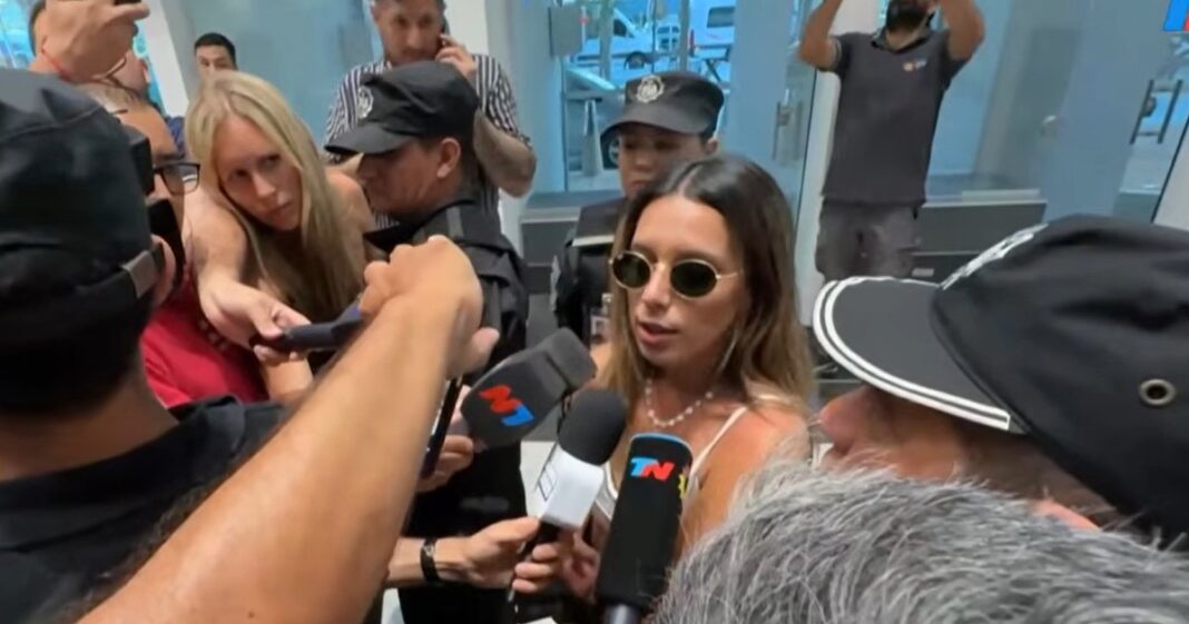 Agostina Páez en el aeropuerto de Termas de Río Hondo, Santiago del Estero.