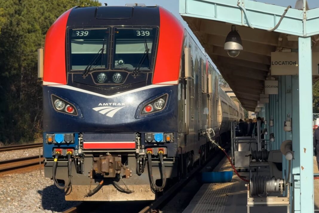 Tren Silver Meteor de Amtrak en viaje por la costa este de Estados Unidos