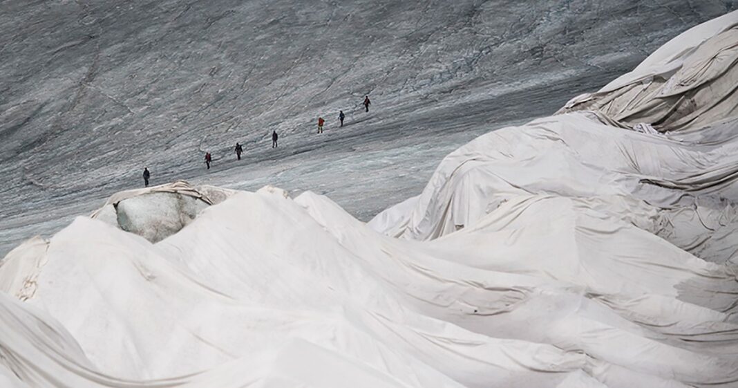 Científicos trabajando en la extracción de un testigo de hielo en un glaciar de los Alpes.