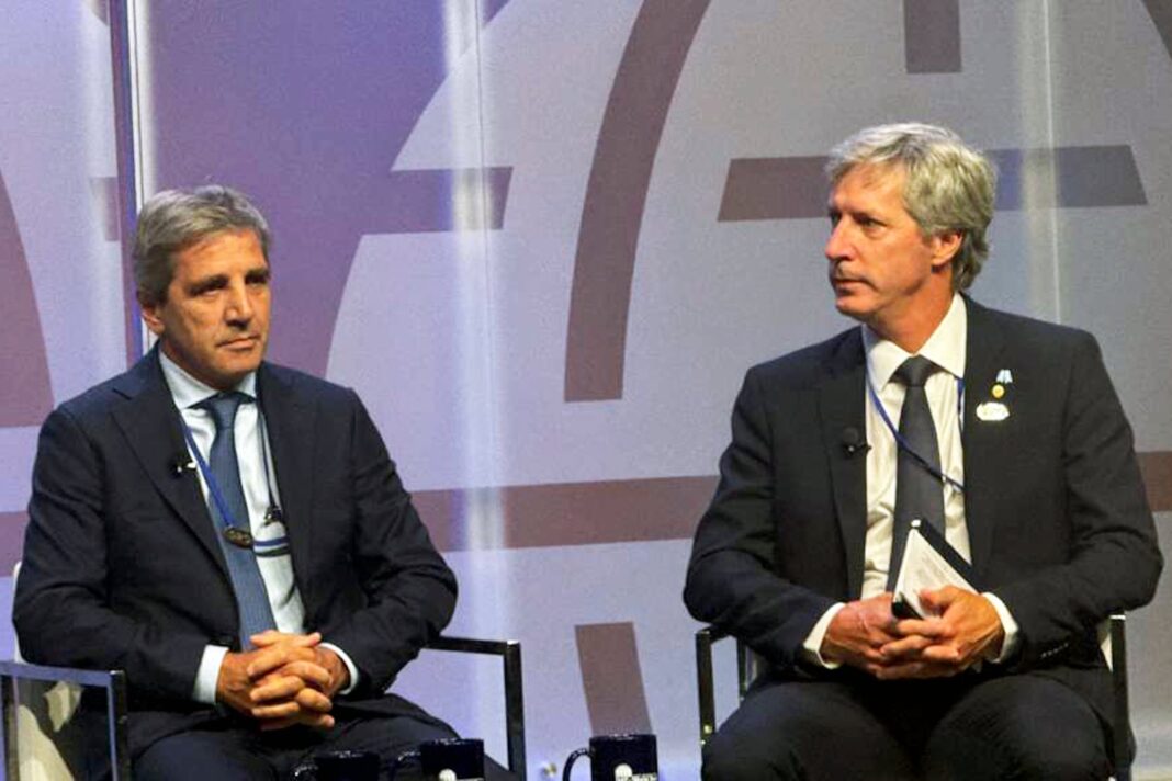 Luis Caputo, ministro de Economía, en reunión con autoridades del BID y el FMI en Washington.