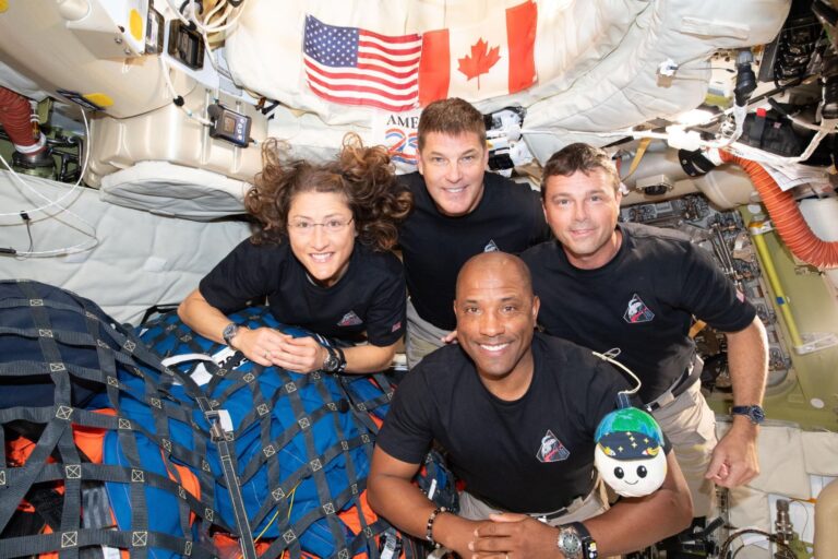 Astronautas de la misión Artemis II en entrenamiento o regresando a la Tierra