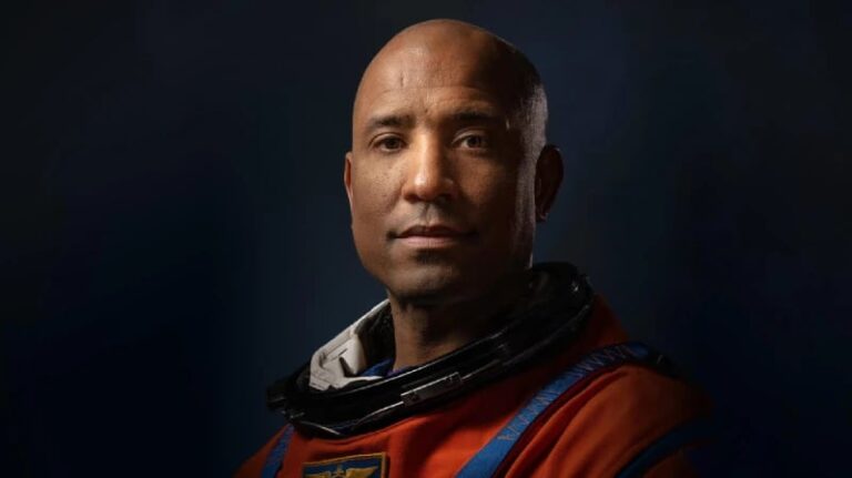 Astronauta Victor Glover de la misión Artemis II durante una conferencia de prensa.