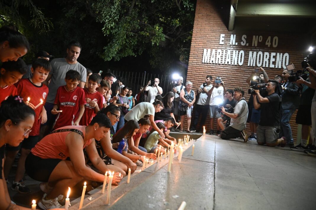 Fachada de una escuela en Argentina, con bandera a media asta, en referencia al regreso a clases tras un incidente.
