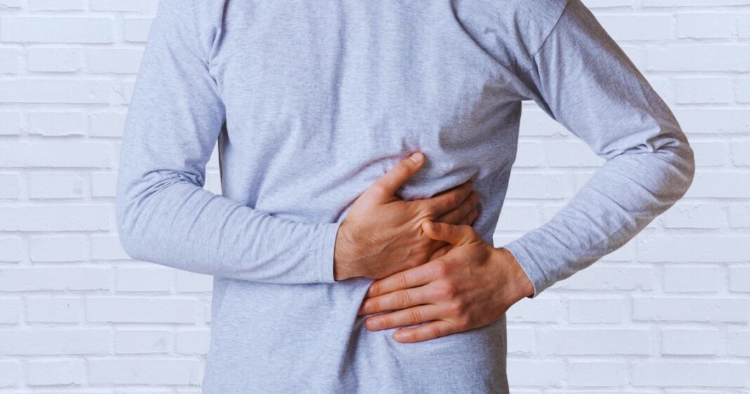 Ilustración médica de un hígado sano y uno afectado por acumulación de grasa.