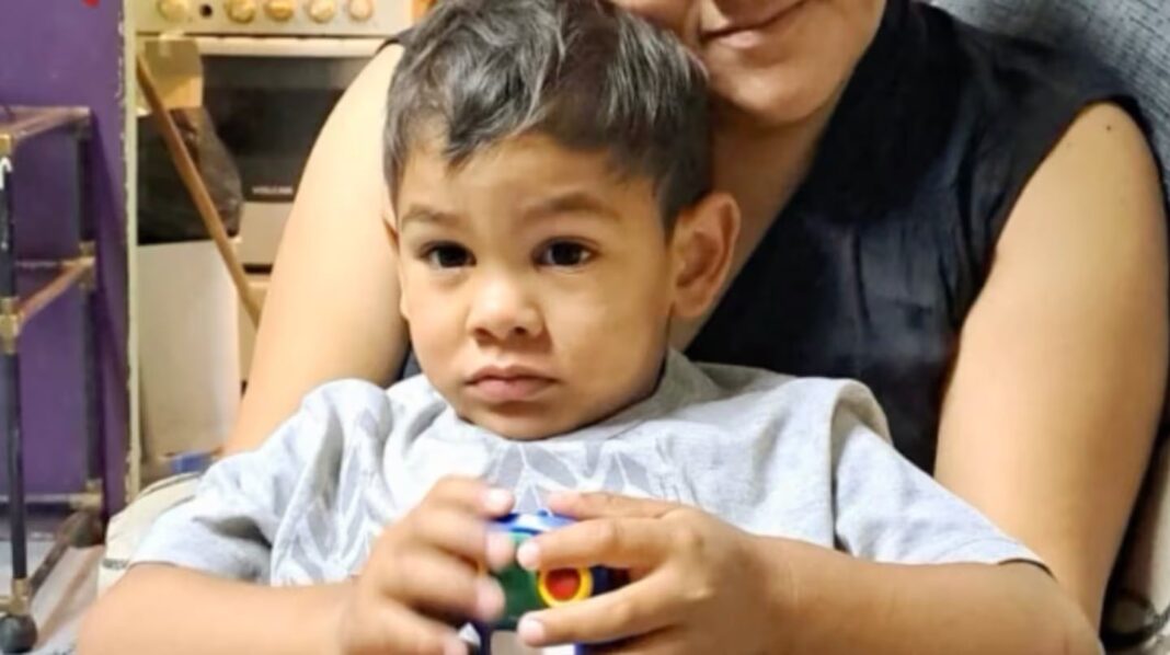 Ilustración genérica de silueta de niño con símbolo de prohibición sobre golpes, referencia al caso judicial.