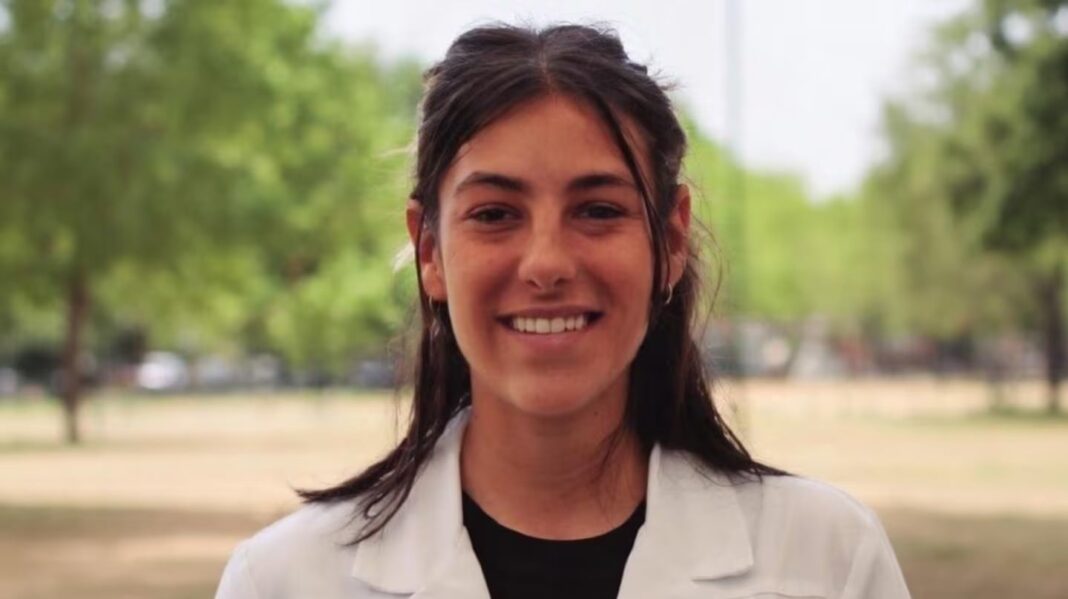 Ilustración de una balanza de la justicia sobre un fondo relacionado con la investigación judicial.