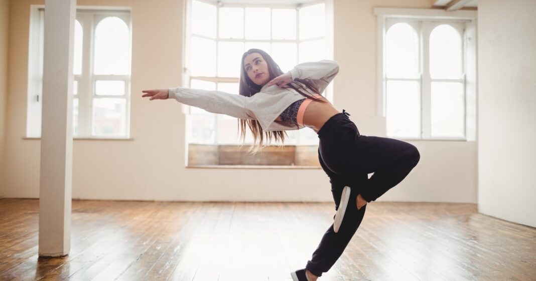 Persona bailando sola en su living, representando libertad y bienestar emocional.