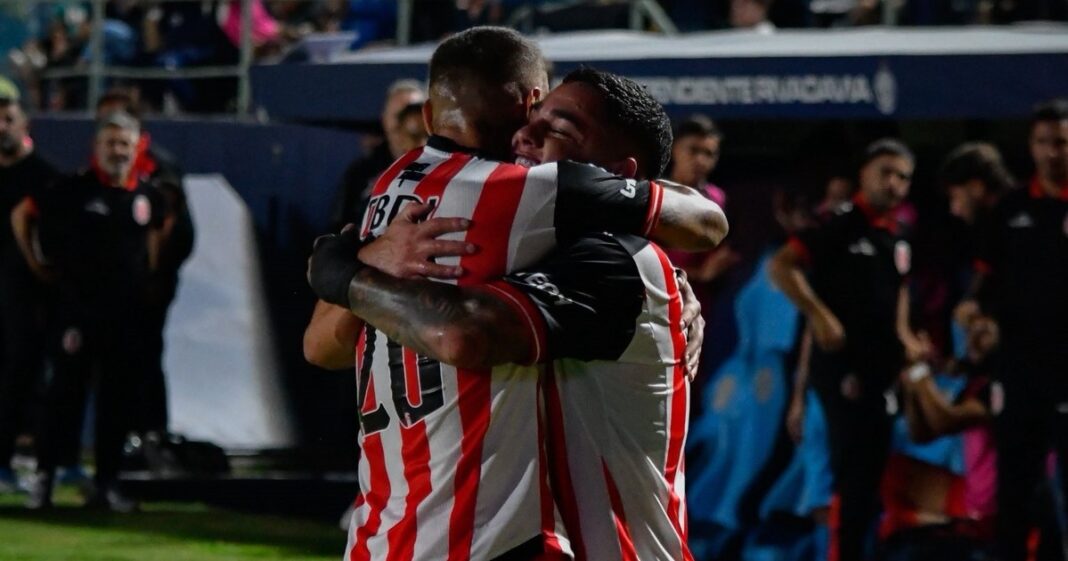 Jugadores de Barracas Central y Vasco da Gama en partido de Copa Sudamericana