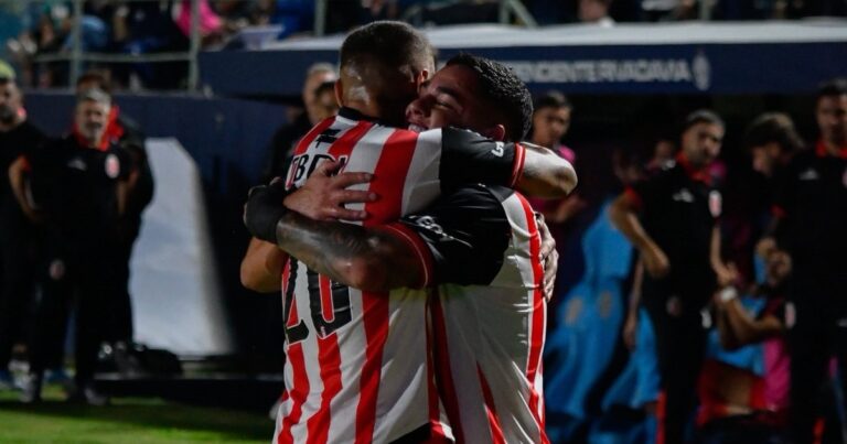 Jugadores de Barracas Central y Vasco da Gama en partido de Copa Sudamericana