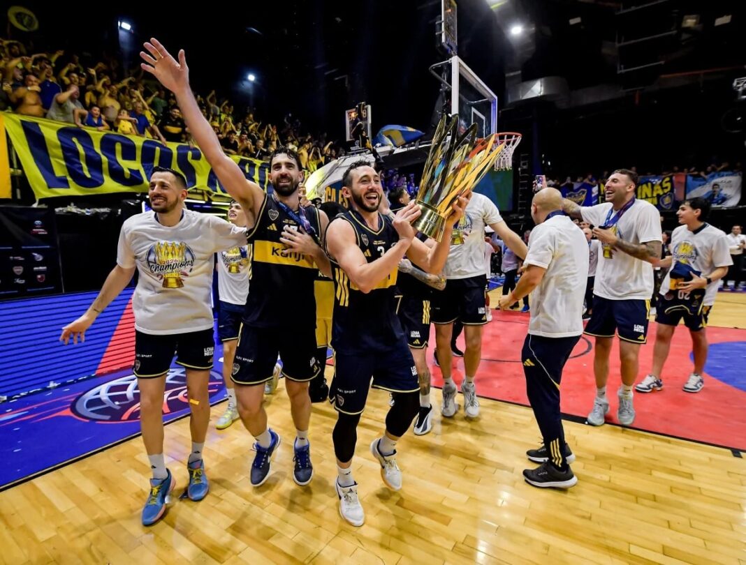 Jugadores de Boca Juniors celebran el título de la Basketball Champions League Américas.