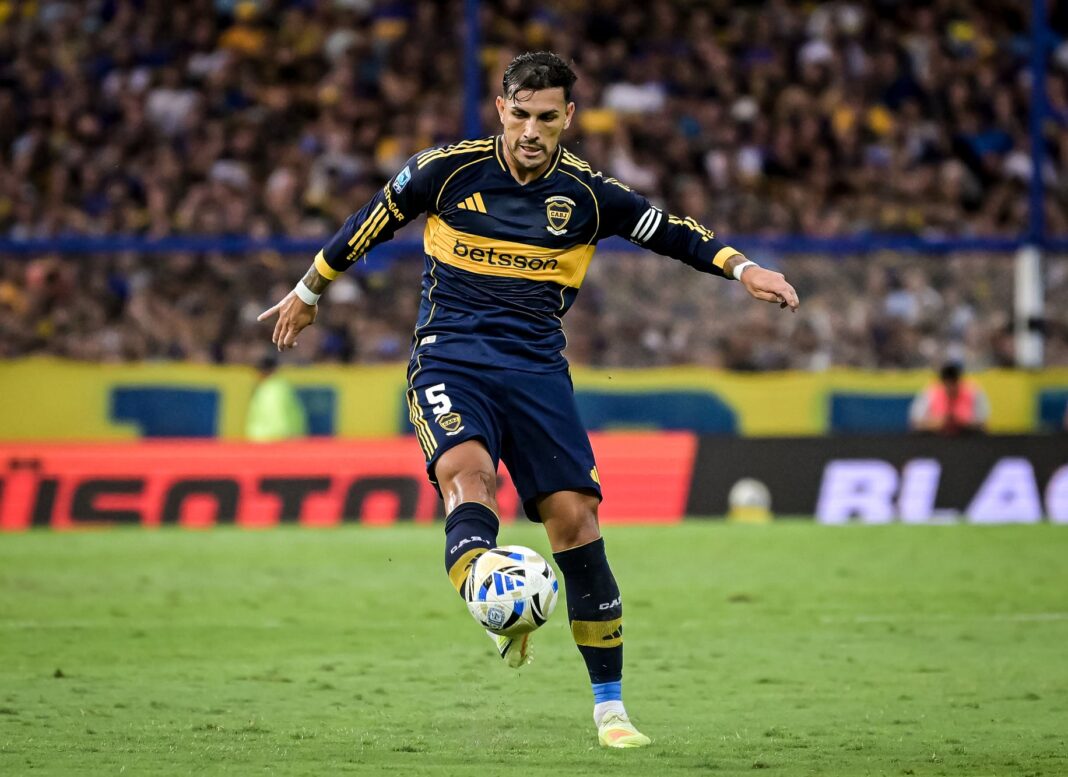 Escudos de Boca Juniors y Universidad Católica de Chile con el logo de la Copa Libertadores.