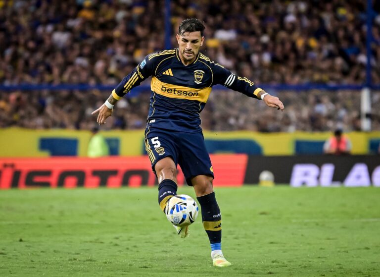 Escudos de Boca Juniors y Universidad Católica de Chile con el logo de la Copa Libertadores.
