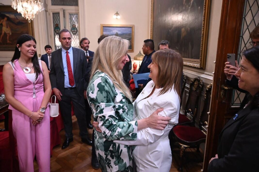 Patricia Bullrich y Karina Milei, figuras del oficialismo en el Senado argentino.